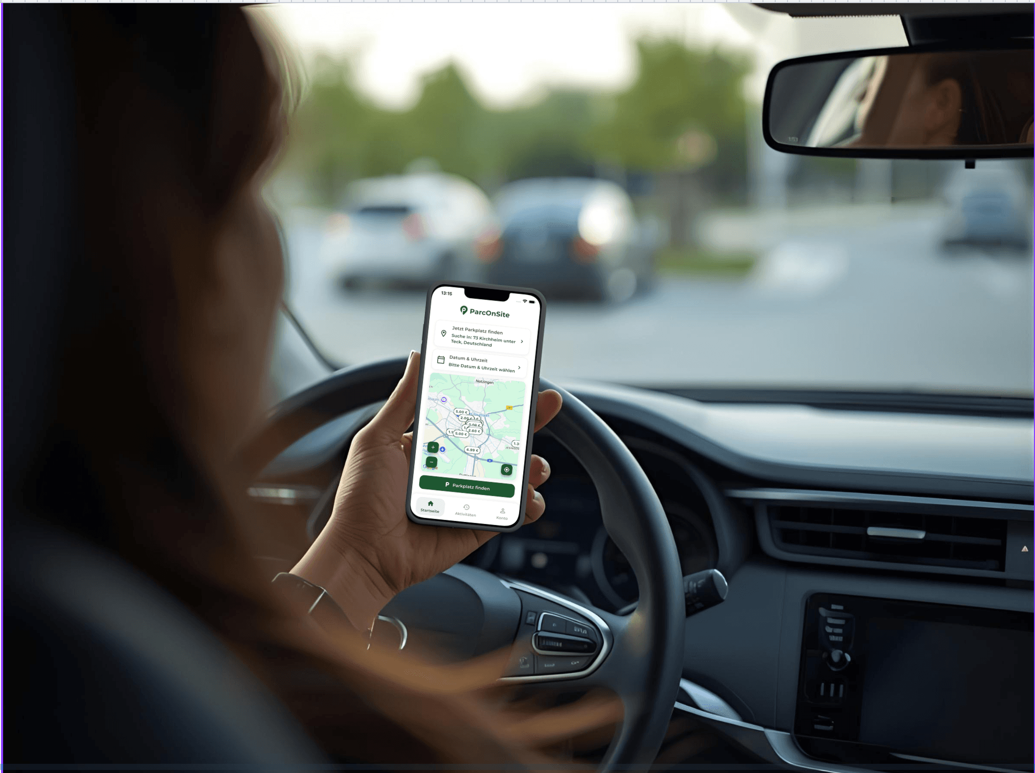 Person nutzt ParcOnSite im Auto